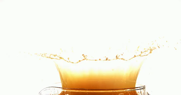 白背景にグラスに注がれているオレンジ ジュース — ストック写真