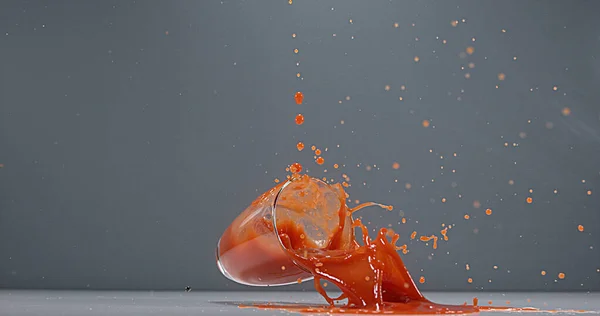 Glas Van Tomatoe Sap Die Valt — Stockfoto