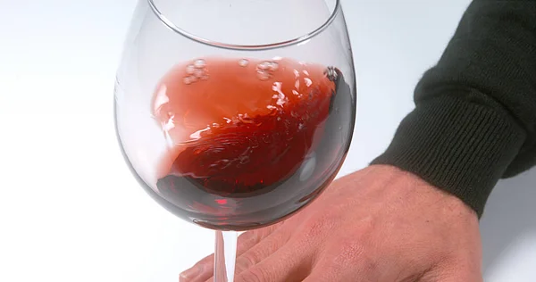 Main Homme Avec Verre Vin Rouge Sur Fond Blanc — Photo