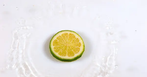 Zielone Cytryny Aurantifolia Cytrusowa Owoce Spadające Wodę Białym Tle — Zdjęcie stockowe