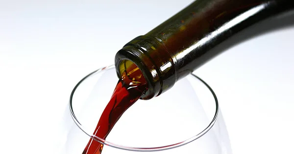 Κόκκινο Κρασί Που Χύνεται Στο Γυαλί Λευκό Φόντο — Φωτογραφία Αρχείου