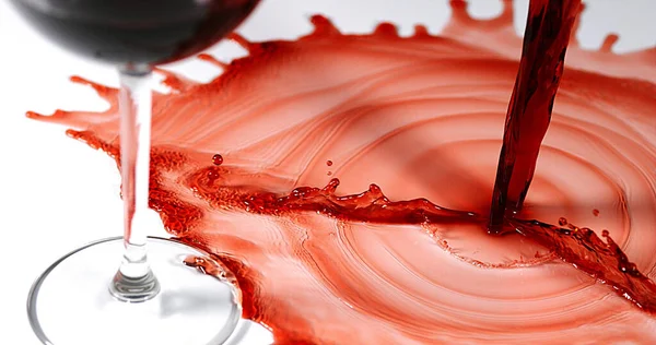 Kırmızı Şarap Beyaz Arkaplan Karşı Bardağa Dökülüyor — Stok fotoğraf