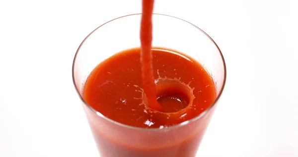 Tomatensaft Wird Vor Weißem Hintergrund Ein Glas Gegossen — Stockfoto