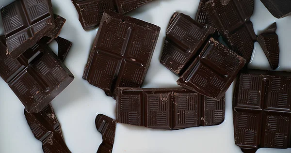 Zwarte Chocolade Witte Achtergrond — Stockfoto