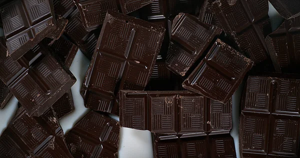 Chocolate Negro Sobre Fondo Blanco — Foto de Stock