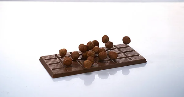 Орехи Падающие Молочную Шоколадную Таблетку — стоковое фото