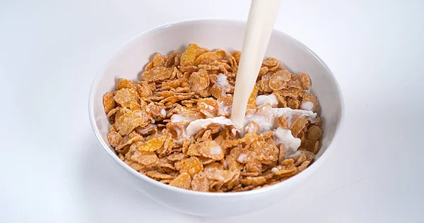 Latte Che Scorre Una Ciotola Cereali — Foto Stock