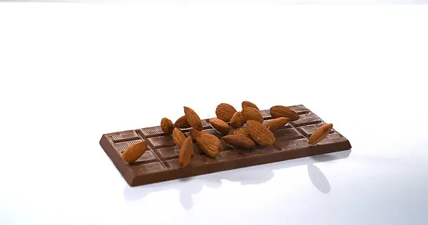 Mandle Padající Tabletu Mléčné Čokolády — Stock fotografie