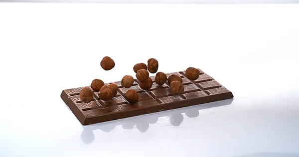 Lískové Ořechy Spadající Tabletu Mléčná Čokoláda — Stock fotografie
