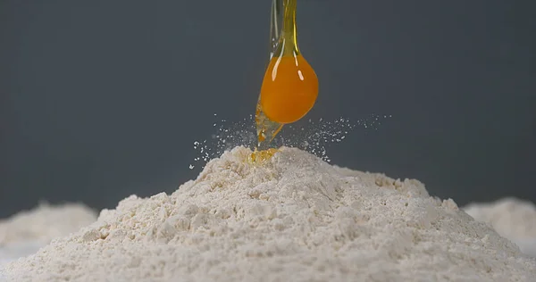 Egg Falling Flour — Stock Photo, Image