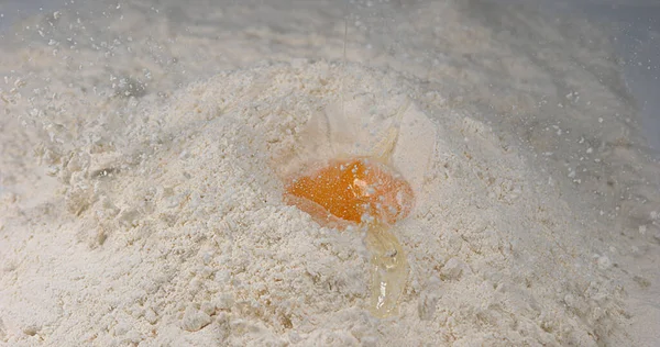 Яйцо Падает Муку — стоковое фото