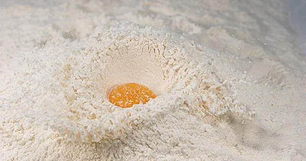 Egg Falling Flour — Stock Photo, Image