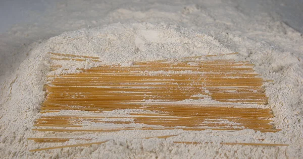 Spaghetti Pâtes Tombant Sur Farine — Photo