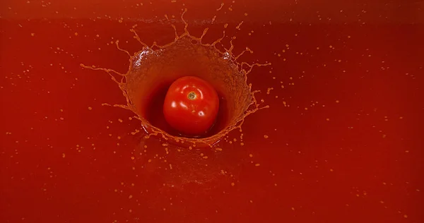 Вишнёвый Помидор Solanum Lycopersicum Фрукт Попадающий Томатный Сок — стоковое фото
