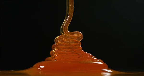 Honey Flowing Чёрном Фоне — стоковое фото