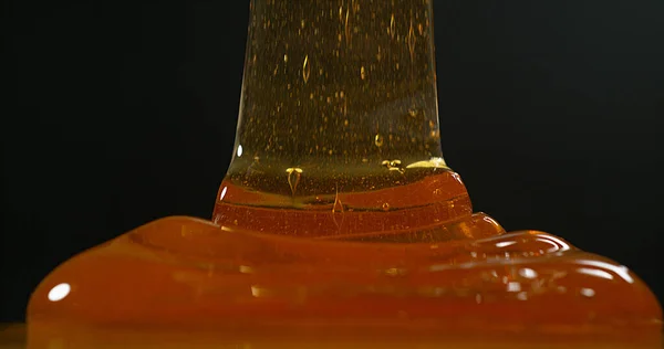 Honing Stroomt Tegen Zwarte Achtergrond — Stockfoto