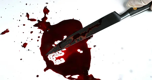 Cuchillo Con Sangre Contra Fondo Blanco —  Fotos de Stock