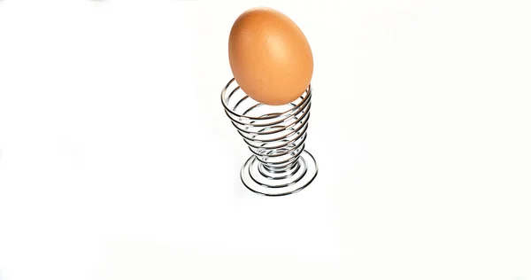 Egg Και Egg Cup Που Αναπηδούν Λευκό Φόντο — Φωτογραφία Αρχείου