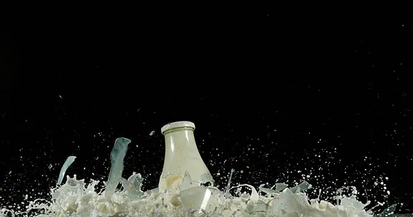Пляшка Молока Вибухає Чорному Тлі — стокове фото
