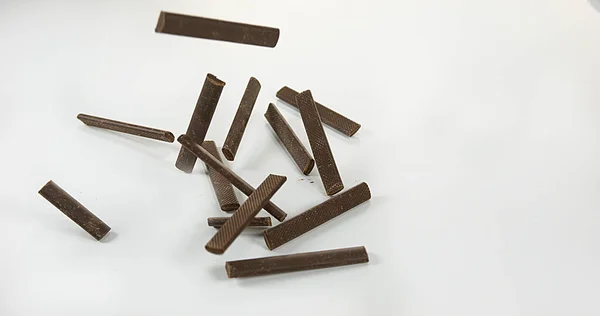 Barras Chocolate Cayendo Sobre Fondo Blanco — Foto de Stock