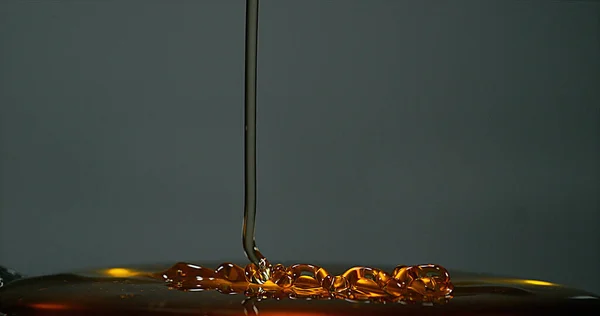 Honing Stroomt Tegen Zwarte Achtergrond — Stockfoto