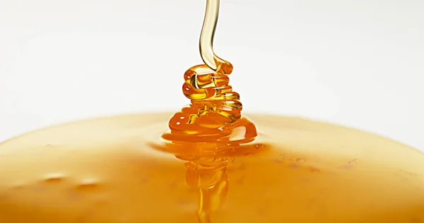 Honing Stroomt Tegen Witte Achtergrond — Stockfoto