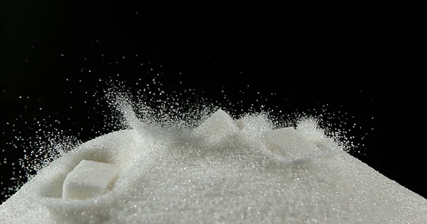 Cubo Açúcar Branco Caindo Açúcar Contra Fundo Preto — Fotografia de Stock