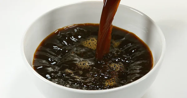 Kávé Öntés Coffee Bowl Ellen Fehér Háttér — Stock Fotó