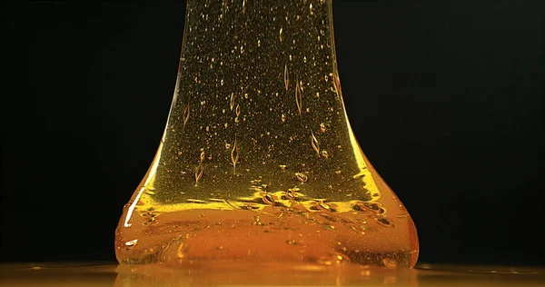 Honig Fließt Vor Schwarzem Hintergrund — Stockfoto