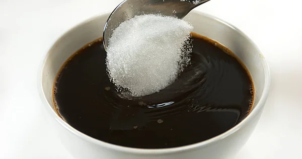 Azúcar Cayendo Tazón Café Contra Fondo Blanco — Foto de Stock