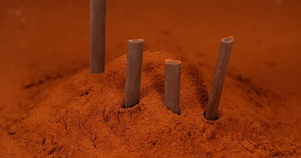 Barras Chocolate Cayendo Polvo Chocolate Negro —  Fotos de Stock