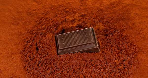 Tavoletta Cioccolato Nero Che Cade Sulla Polvere Cioccolato Nero — Foto Stock