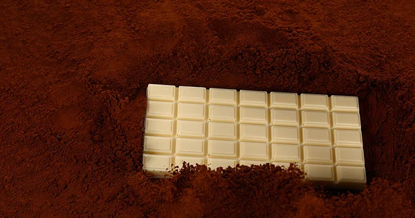 Белая Шоколадная Таблетка Падает Черный Шоколадный Порошок — стоковое фото