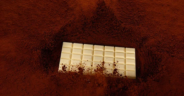 Белая Шоколадная Таблетка Падает Черный Шоколадный Порошок — стоковое фото