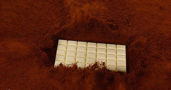 白巧克力片落在黑巧克力粉上 — 图库照片