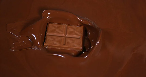 초콜릿에 떨어지는 초콜릿 태블릿 — 스톡 사진