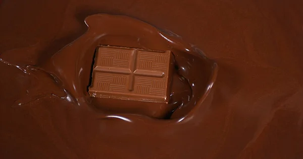 Tableta Chocolate Cayendo Chocolate Con Leche — Foto de Stock