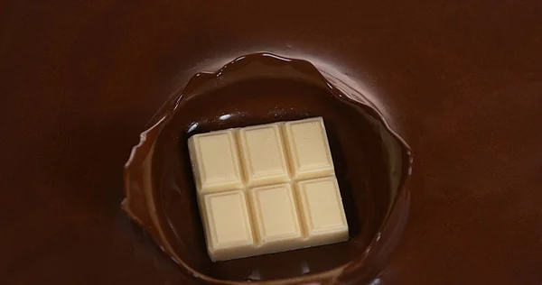 白巧克力薄片掉进牛奶巧克力中 — 图库照片