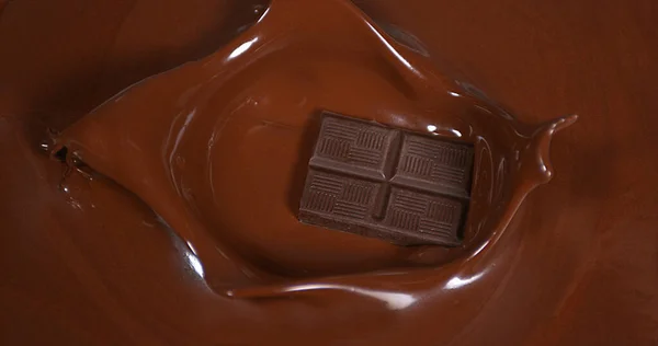 Tavoletta Cioccolato Nero Che Cade Nel Cioccolato Latte — Foto Stock