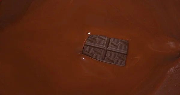 ミルクチョコレートに落ちるブラックチョコレートタブレット — ストック写真