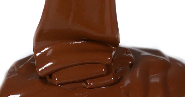 白底巧克力的流动 — 图库照片