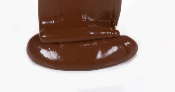 Schokolade Fließt Auf Weißem Hintergrund — Stockfoto