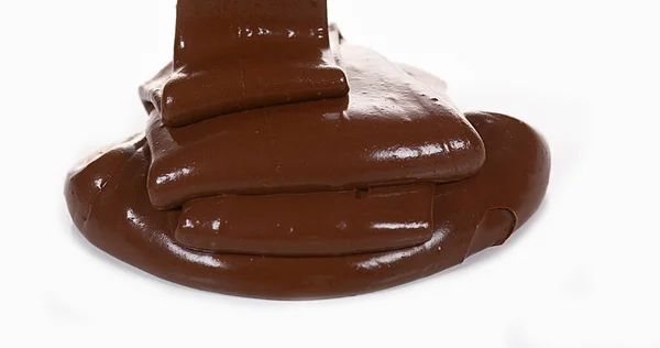 Beyaz Arkaplanda Çikolata Akıyor — Stok fotoğraf