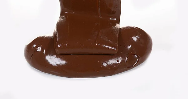 Coklat Mengalir Latar Belakang Putih — Stok Foto