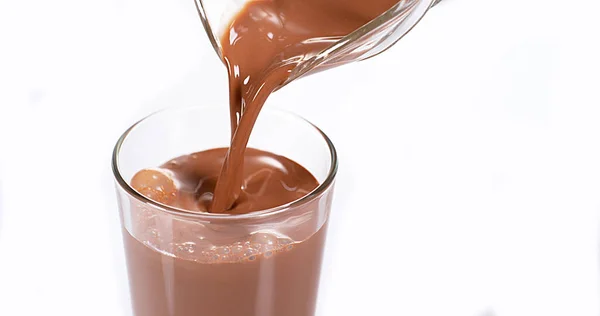 Chocolade Gieten Een Glas Tegen Witte Achtergrond — Stockfoto