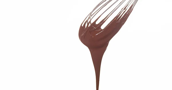 Coklat Mengalir Dari Whisk Latar Belakang Putih — Stok Foto