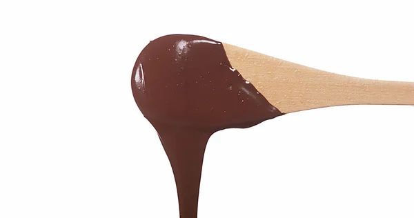 Chocolate Fluindo Colher Madeira Fundo Branco — Fotografia de Stock
