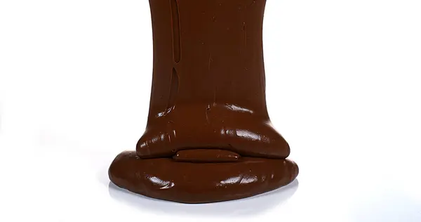 Coklat Mengalir Latar Belakang Putih — Stok Foto