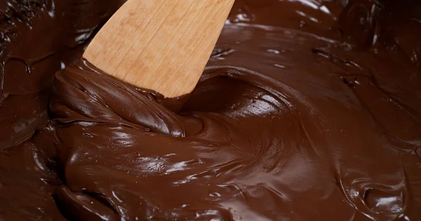 木のスプーン回転ミルク チョコレート — ストック写真