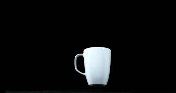 Tasse Fällt Auf Schwarzen Hintergrund — Stockfoto
